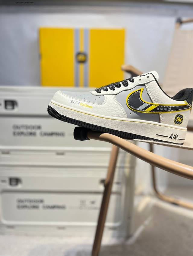 小米 X 耐克 Nike Air Force 1 '07空军一号 百搭休闲运动板鞋。柔软、弹性十足的缓震性能和出色的中底设计，横跨复古与现代的外型结合，造就出风