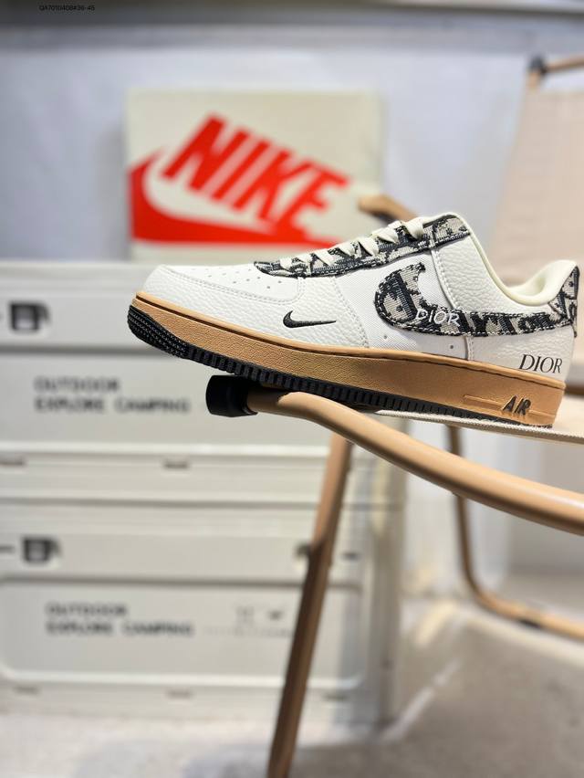 Dior X 耐克 Nike Air Force 1 '07空军一号 百搭休闲运动板鞋。柔软、弹性十足的缓震性能和出色的中底设计，横跨复古与现代的外型结合，造就