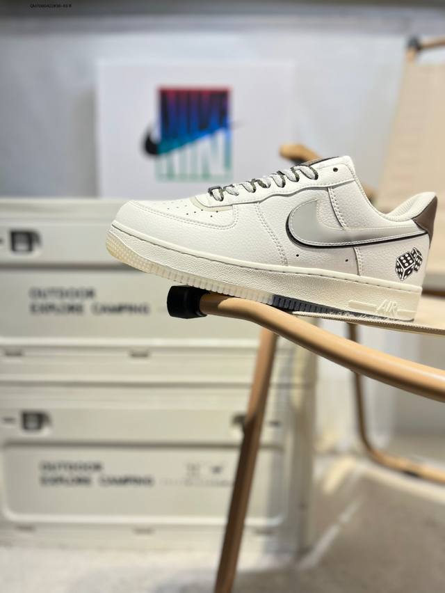 耐克 Nike Air Force 1 '07空军一号 百搭休闲运动板鞋。柔软、弹性十足的缓震性能和出色的中底设计，横跨复古与现代的外型结合，造就出风靡全球三十