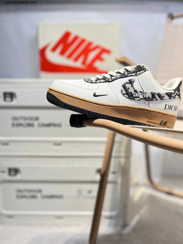 Rior X 耐克 Nike Air Force 1 '07空军一号 百搭休闲运动板鞋。柔软、弹性十足的缓震性能和出色的中底设计，横跨复古与现代的外型结合，造就