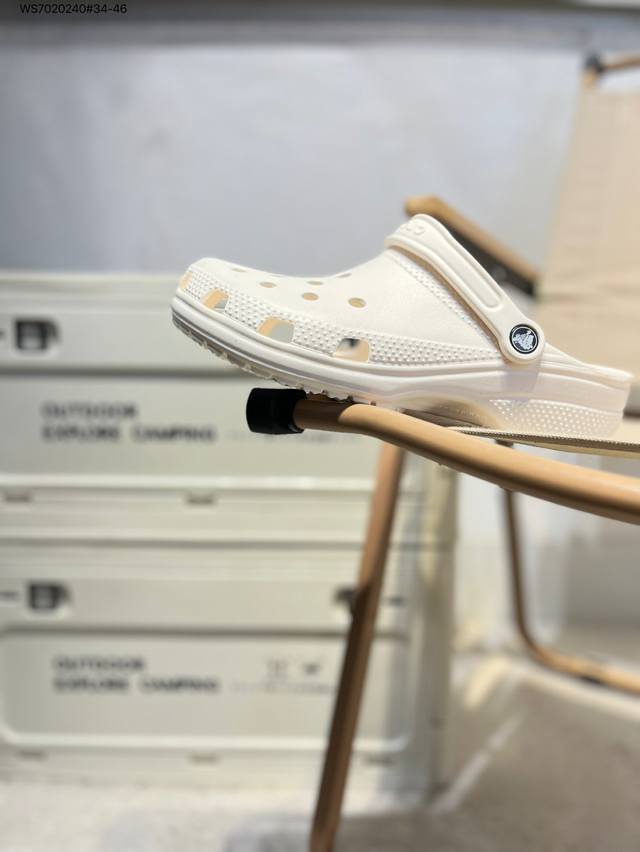 福利特价Crocs 卡骆驰 Eva 舒适轻便 洞洞鞋 凉鞋 拖鞋 时尚撞色设计，充满活力的全新系列，同时拥有复古条纹与经典Logo标志。 可调节后跟带，放前面变