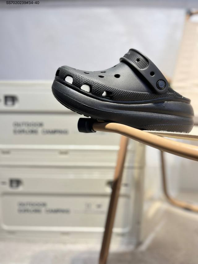 福利特价Crocs 卡骆驰 Eva 舒适轻便 洞洞鞋 凉鞋 拖鞋 时尚撞色设计，充满活力的全新系列，同时拥有复古条纹与经典Logo标志。 可调节后跟带，放前面变