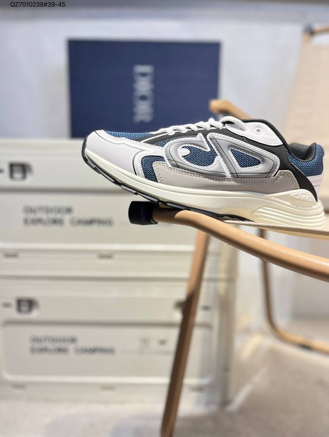 Dior 迪奥最新配色老爹运动鞋 全新B30运动鞋 顺应复古市场的趋势的 Dad Shoes风格鞋款鞋舌上的Dior标志 也注明了这双鞋是B30的型号！B30运