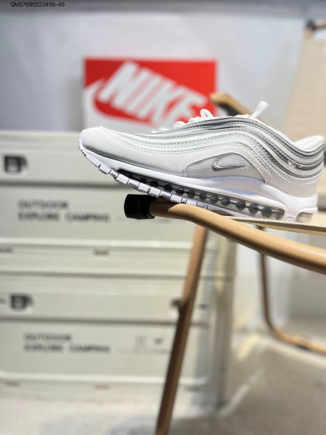 耐克 Nike Air Max 97 子弹气垫跑鞋 Worldwide 子弹头气垫 简约搭配 巧妙的运用了Air Max97的鞋面条纹设计 全掌大容量的先河 创
