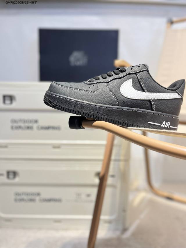 耐克 Nike Air Force 1 '07空军一号 百搭休闲运动板鞋。柔软、弹性十足的缓震性能和出色的中底设计，横跨复古与现代的外型结合，造就出风靡全球三十