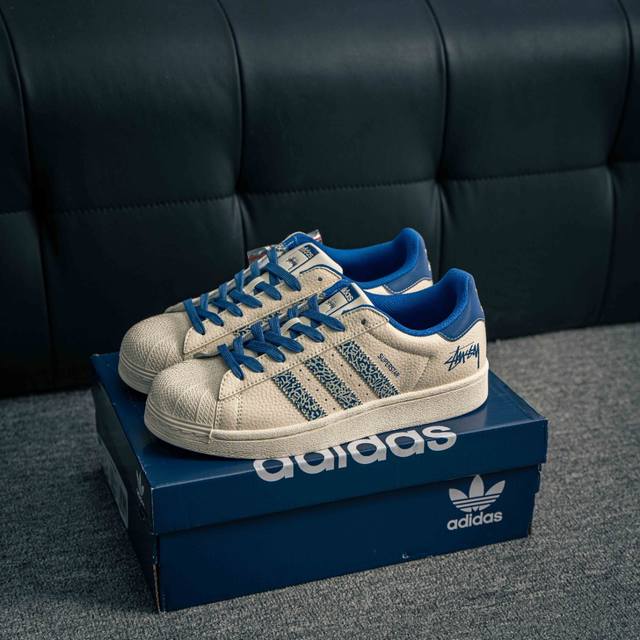 核心私 Adidas Originals Gazelle Indoor 三叶草复古防滑耐磨低帮板鞋 鞋款采用柔软的绒面革和耐用的皮革衬里融合在橡胶外底上 货号：