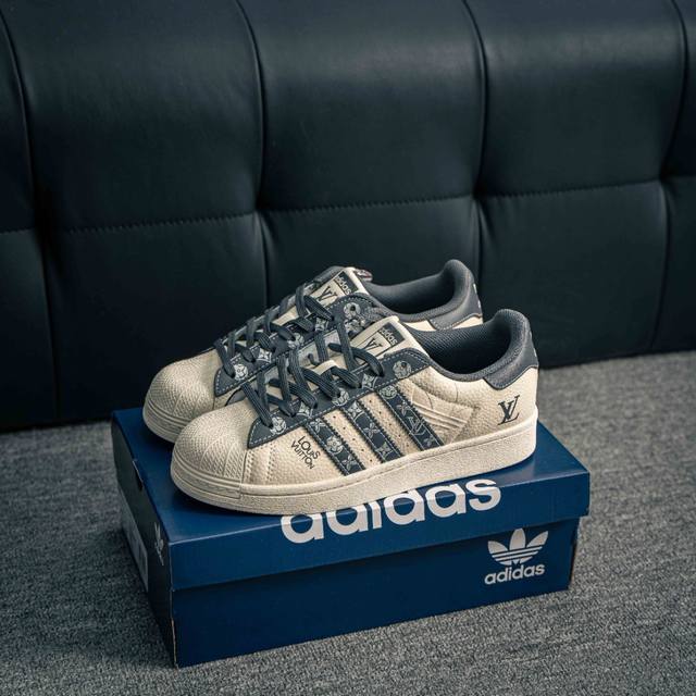 核心私 Adidas Originals Gazelle Indoor 三叶草复古防滑耐磨低帮板鞋 鞋款采用柔软的绒面革和耐用的皮革衬里融合在橡胶外底上 货号：