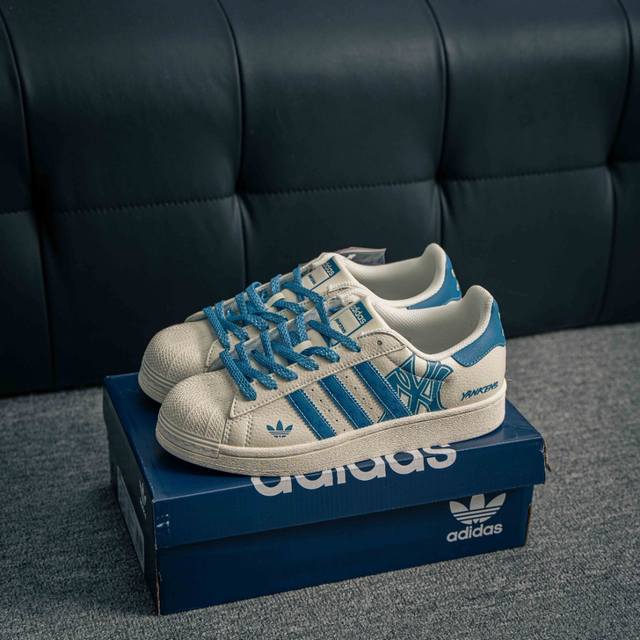 核心私 Adidas Originals Gazelle Indoor 三叶草复古防滑耐磨低帮板鞋 鞋款采用柔软的绒面革和耐用的皮革衬里融合在橡胶外底上 货号：