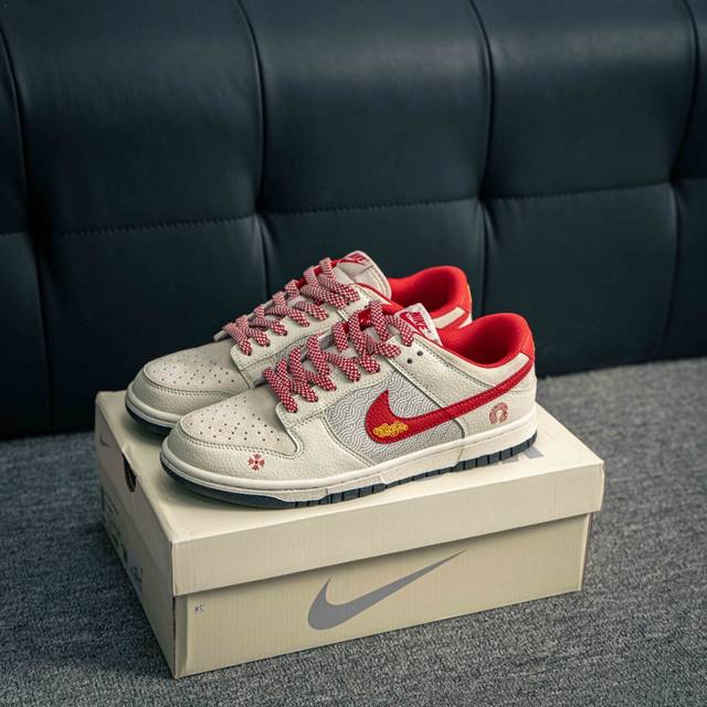 核心私 Nike Dunk 全套原楦原模倾力打造完美版型 独家原厂航空铝磨具打磨大底 鞋头坡度极致还原 无解鞋型 原盒原配 圈内天花板工艺 原厂冲刀 超高清洁度