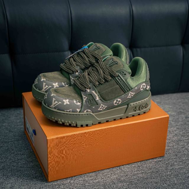 核心私 Lv-路易-威登Trainer 2025走秀最新款原版1：1开发复刻！！上脚非常舒适 做工精细鞋面由意大利进口小牛皮拼接，侧边饰有品牌Logo标志，进口