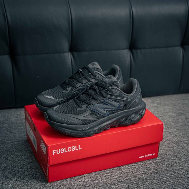 核心私 New Balance Nb休闲低帮跑步鞋，织物鞋面，舒适透气。鞋身设计方便穿脱。系带设计，贴合脚踝，鞋底设计采用耐磨的鞋底，增强耐用性。 货号：Utr