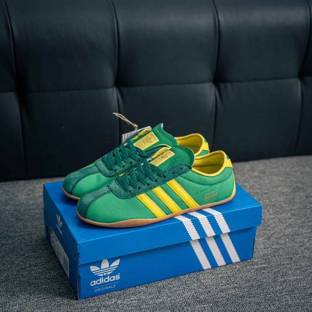 核心私 Adidas Originals Tokyo 东京限定系列复古百搭薄底德训风低帮休闲运动T头鞋 Originals 挖掘复古运动基因，文 将经典与现代完