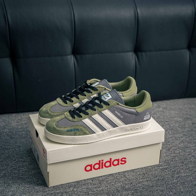 核心私 Adidas Samba Og 桑巴舞街头系列德训运动板鞋 采用固色翻毛皮组合牛剖革鞋面材质 外置正确3层组合围条加厚烟胶橡胶大底 货号：Dd6608