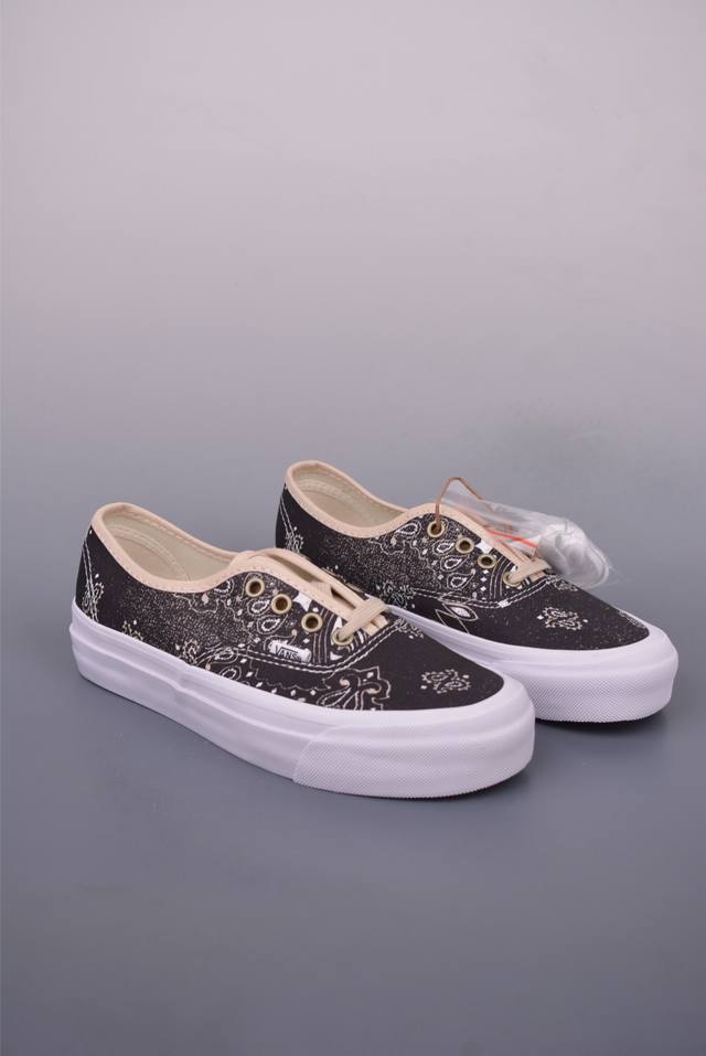 Vans Authentic 44 腰果花 鞋面采用8盎司帆布面料打造 Vans 通过印花的形式在鞋面上不规则的印满了佩斯利腰果花图案 同时运用水洗工艺打造出类