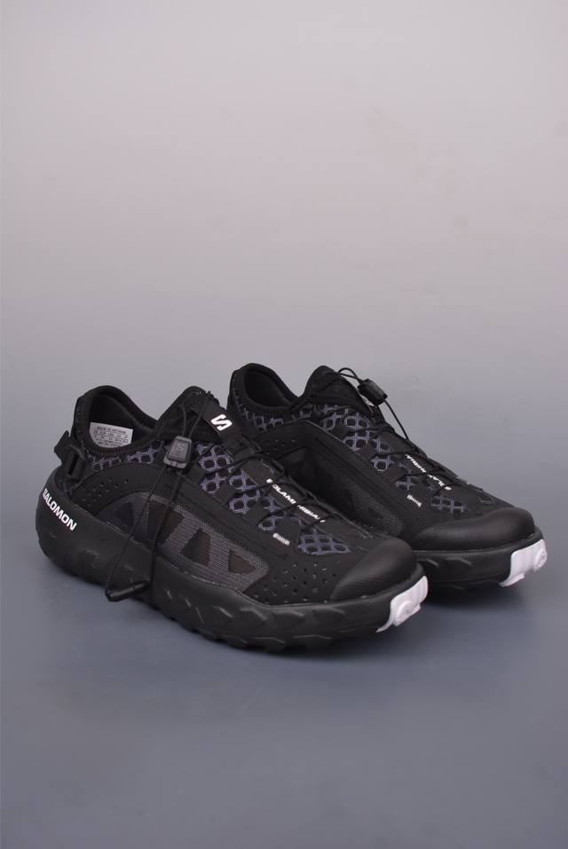 Salomon萨洛蒙 Solamphibian 时尚潮流百搭舒适 水陆两栖轮胎鞋 最吸引的就是鞋底那两行章鱼样的小吸盘 下水后小吸盘依然有极强的吸力 鞋头和鞋身