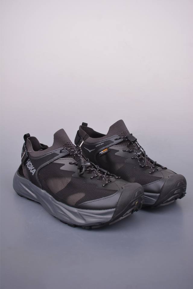 Hoka M Hopara 2 户外机能山地凉鞋 实拍首发 鞋型从外观就给人强烈的户外机能感 粗犷率性的厚底设计 继承了 Hoka One One 跑鞋 Dna