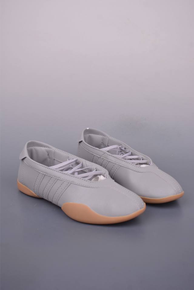 Adidas Taekwondo Mei W Off 芭蕾风运动鞋 实拍首发 无鞋带设计 皮质鞋口一脚蹬 包裹感贼舒服 走路小跑不掉跟 鞋底都有奶牛花的设计 实