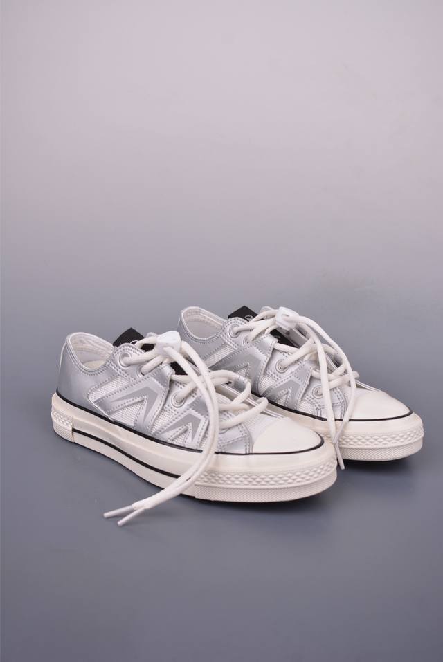 Converse Chuck 1970S 未来银 匡威官方新款 银白光泽邂逅潮流型格 尽显独特魅力。低帮款简约随性，日常搭配轻松出彩；高帮款酷感升级，包裹脚踝更