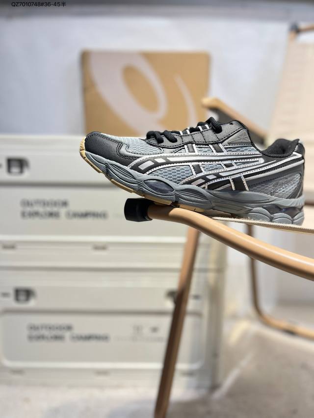 Asics Gel-Nyc 2055亚瑟士经典跑鞋 如今机能风和户外风吹得正劲，便是主打“Urban Outdoor机能越野风格”，城市和户外场景都能轻松应对。