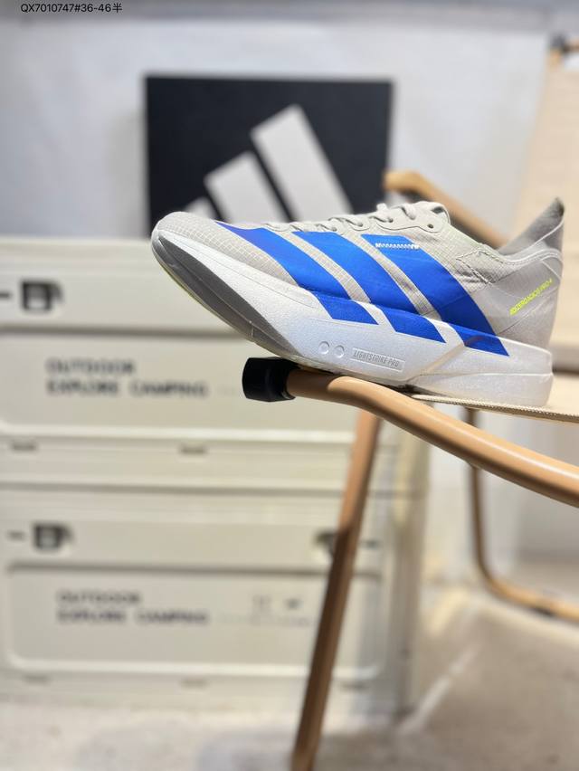 Adidas Adizero Adios 阿迪超轻透气缓震跑鞋 整体外观造型与Adizero Adios Pro Evo 1非常相似 中底配置方面搭载全掌Lig