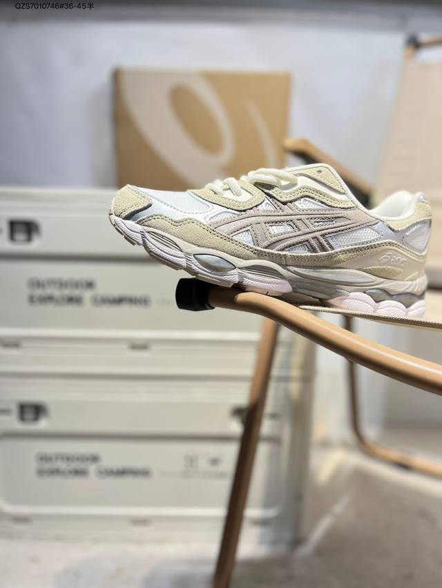 Asics Gel-Nyc亚瑟士经典跑鞋 如今机能风和户外风吹得正劲，便是主打“Urban Outdoor机能越野风格”，城市和户外场景都能轻松应对。关键是跑鞋