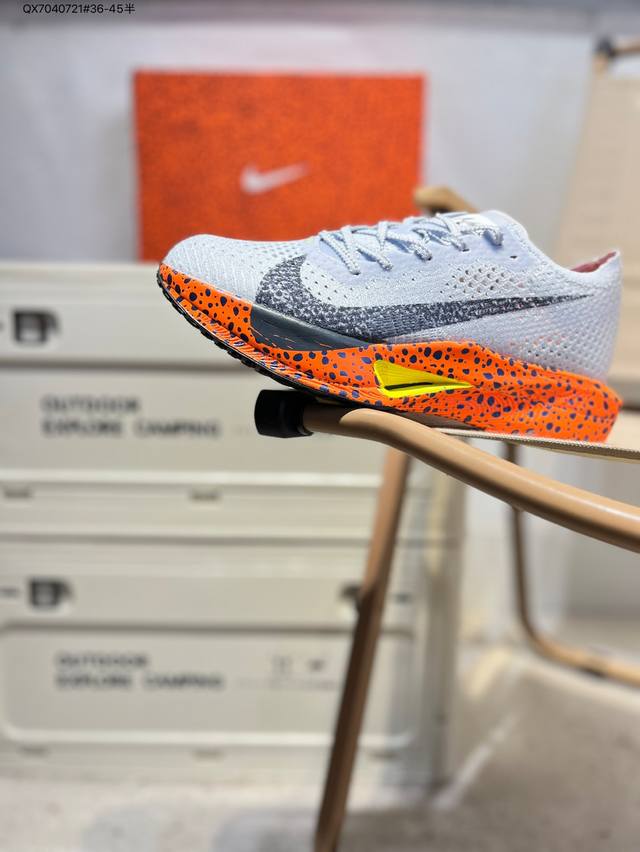 耐克 马拉松3代 三代男女鞋 钻石后跟太帅了！Nike 顶级缓震 新鞋亮相！Nike Zoomx Vaporfly Next% 3 运动缓震慢跑鞋。鞋面由一体式
