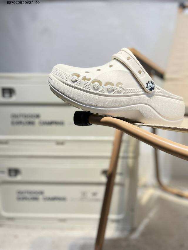 福利特价Crocs 卡骆驰 Eva 舒适轻便 洞洞鞋 凉鞋 拖鞋 时尚撞色设计，充满活力的全新系列，同时拥有复古条纹与经典Logo标志。 可调节后跟带，放前面变