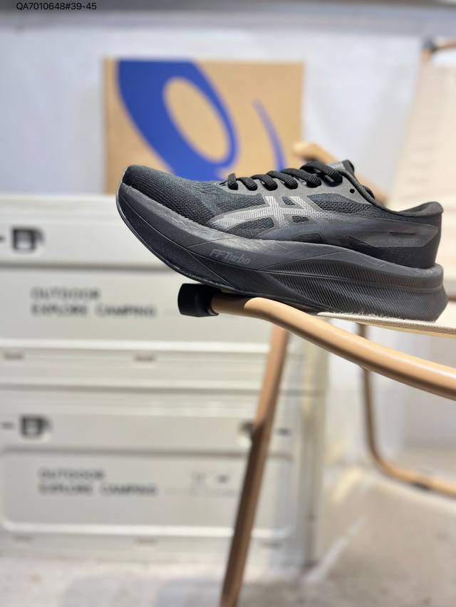 Asics Magic Speed 4瑟士经典跑鞋 如今机能风和户外风吹得正劲，便是主打“Urban Outdoor机能越野风格”，城市和户外场景都能轻松应对。