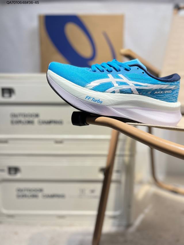 Asics Magic Speed 4瑟士经典跑鞋 如今机能风和户外风吹得正劲，便是主打“Urban Outdoor机能越野风格”，城市和户外场景都能轻松应对。