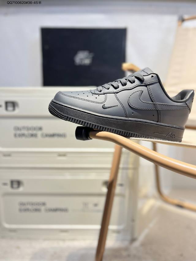 耐克 Nike Air Force 1 '07空军一号 百搭休闲运动板鞋。柔软、弹性十足的缓震性能和出色的中底设计，横跨复古与现代的外型结合，造就出风靡全球三十