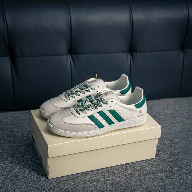 核心私 Adidas Samba Og 桑巴舞街头系列德训运动板鞋 采用固色翻毛皮组合牛剖革鞋面材质 外置正确3层组合围条加厚烟胶橡胶大底 货号：Gj75815