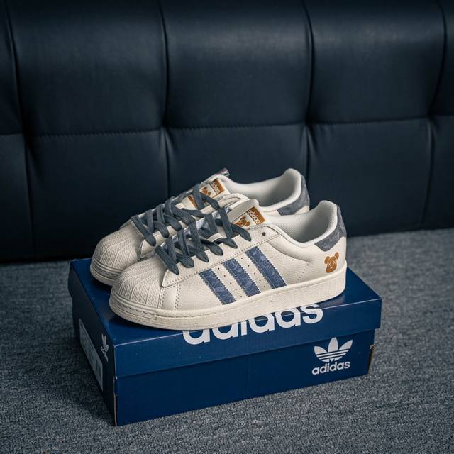 核心私 Adidas Originals Gazelle Indoor 三叶草复古防滑耐磨低帮板鞋 鞋款采用柔软的绒面革和耐用的皮革衬里融合在橡胶外底上 货号：