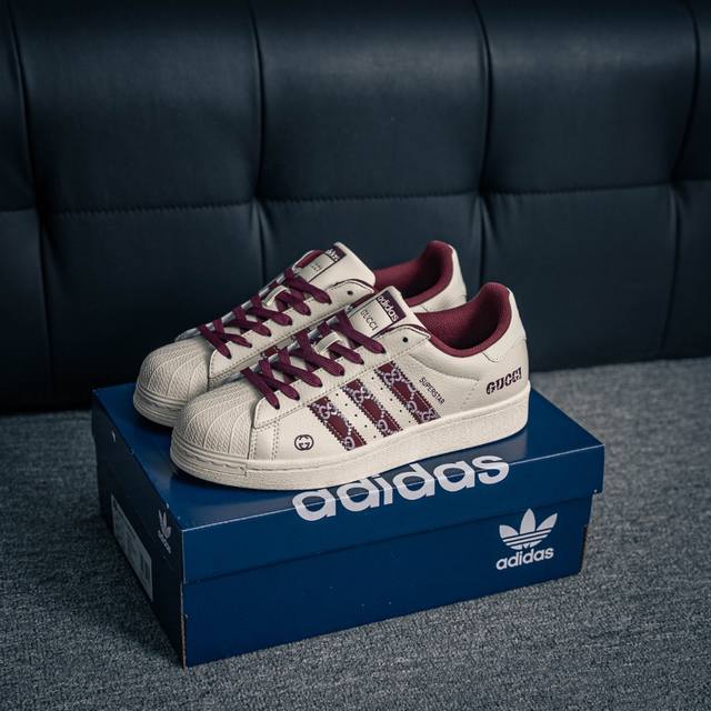 核心私 Adidas Originals Gazelle Indoor 三叶草复古防滑耐磨低帮板鞋 鞋款采用柔软的绒面革和耐用的皮革衬里融合在橡胶外底上 货号：