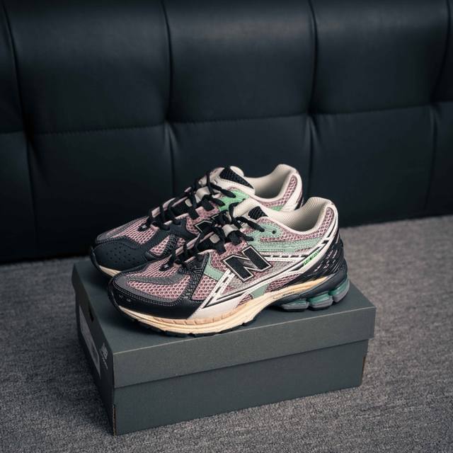 核心私 New Balance 1906系列 休闲鞋 #采用轻质牛剖革拼接透气网眼衬垫织物鞋面材质 T-Beam大底提供足步弓支撑，保持步态稳定 后跟搭载外露缓