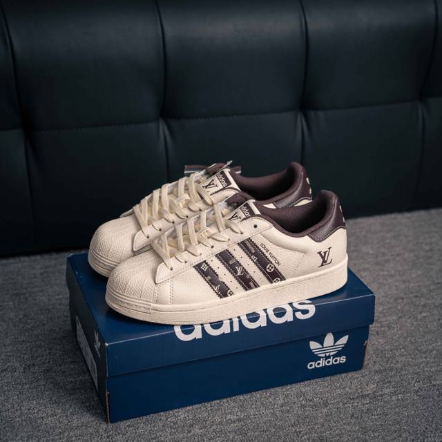 核心私 Adidas Originals Gazelle Indoor 三叶草复古防滑耐磨低帮板鞋 鞋款采用柔软的绒面革和耐用的皮革衬里融合在橡胶外底上 货号：