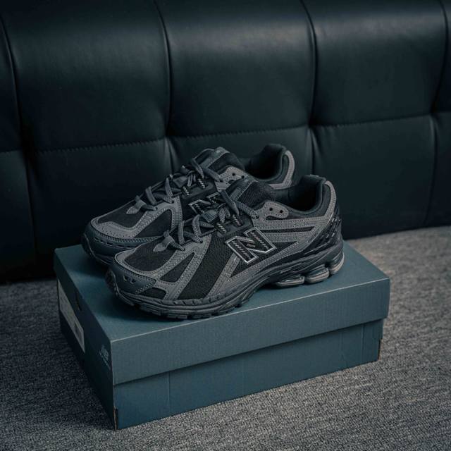 核心私 New Balance 1906系列 休闲鞋 #采用轻质牛剖革拼接透气网眼衬垫织物鞋面材质 T-Beam大底提供足步弓支撑，保持步态稳定 后跟搭载外露缓