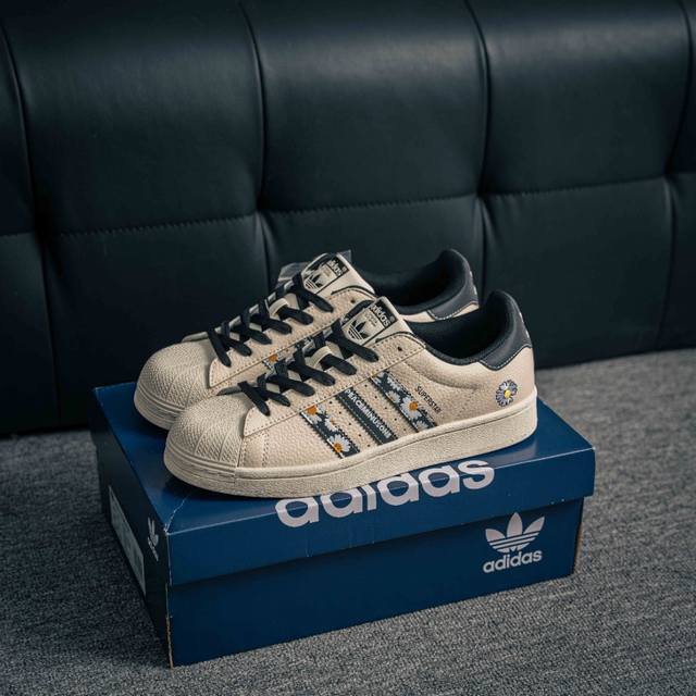 核心私 Adidas Originals Gazelle Indoor 三叶草复古防滑耐磨低帮板鞋 鞋款采用柔软的绒面革和耐用的皮革衬里融合在橡胶外底上 货号：