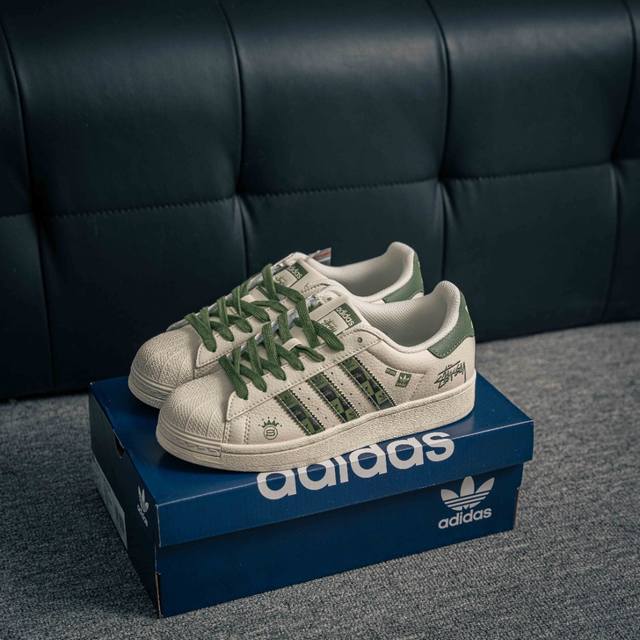 核心私 Adidas Originals Gazelle Indoor 三叶草复古防滑耐磨低帮板鞋 鞋款采用柔软的绒面革和耐用的皮革衬里融合在橡胶外底上 货号：