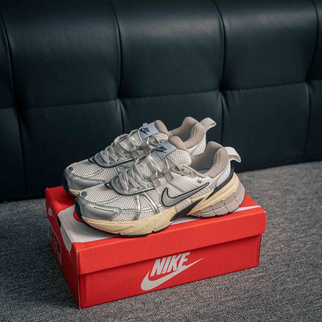 核心私 Nike V2K Run 减震防滑复古低帮跑步鞋 材质上使用大面积网眼 皮革 Tpu 组成 支撑和透气性肯定不错 中底处由 Cushlon 泡绵打造 保