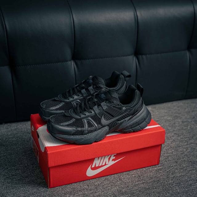 核心私 Nike V2K Run 减震防滑复古低帮跑步鞋 材质上使用大面积网眼 皮革 Tpu 组成 支撑和透气性肯定不错 中底处由 Cushlon 泡绵打造 保