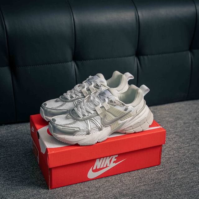 核心私 Nike V2K Run 减震防滑复古低帮跑步鞋 材质上使用大面积网眼 皮革 Tpu 组成 支撑和透气性肯定不错 中底处由 Cushlon 泡绵打造 保