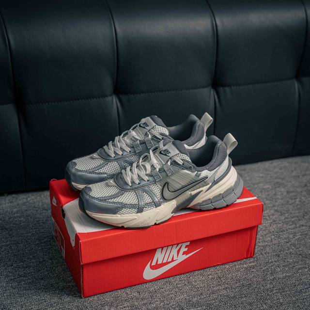 核心私 Nike V2K Run 减震防滑复古低帮跑步鞋 材质上使用大面积网眼 皮革 Tpu 组成 支撑和透气性肯定不错 中底处由 Cushlon 泡绵打造 保