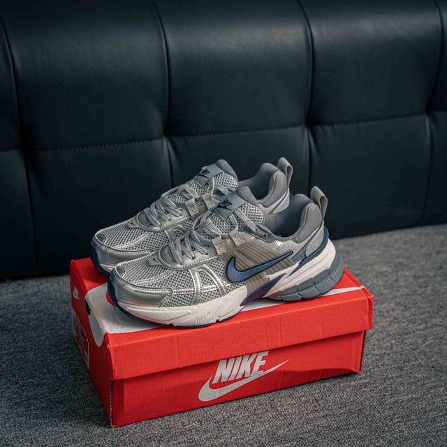 核心私 Nike V2K Run 减震防滑复古低帮跑步鞋 材质上使用大面积网眼 皮革 Tpu 组成 支撑和透气性肯定不错 中底处由 Cushlon 泡绵打造 保