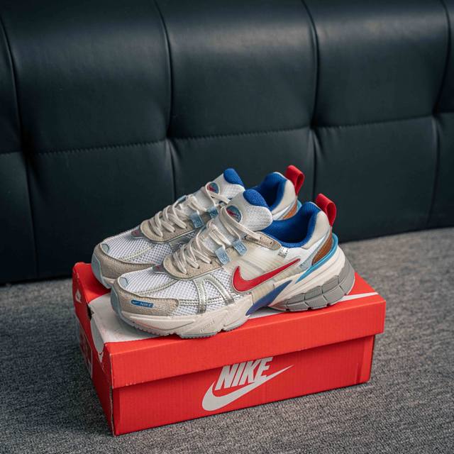 核心私 Nike V2K Run 减震防滑复古低帮跑步鞋 材质上使用大面积网眼 皮革 Tpu 组成 支撑和透气性肯定不错 中底处由 Cushlon 泡绵打造 保