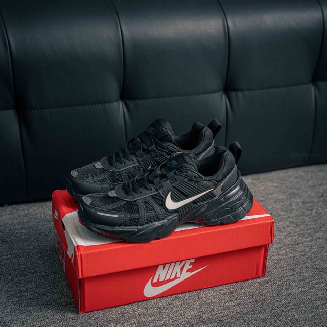 核心私 Nike V2K Run 减震防滑复古低帮跑步鞋 材质上使用大面积网眼 皮革 Tpu 组成 支撑和透气性肯定不错 中底处由 Cushlon 泡绵打造 保