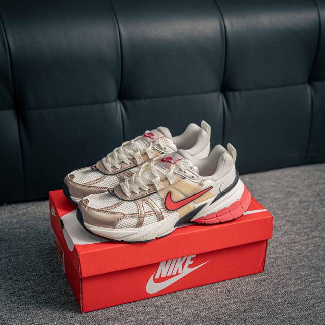 核心私 Nike V2K Run 减震防滑复古低帮跑步鞋 材质上使用大面积网眼 皮革 Tpu 组成 支撑和透气性肯定不错 中底处由 Cushlon 泡绵打造 保