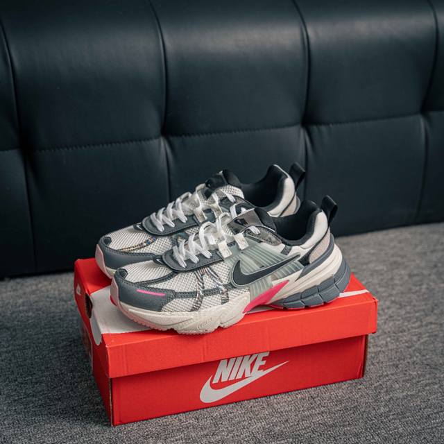 核心私 Nike V2K Run 减震防滑复古低帮跑步鞋 材质上使用大面积网眼 皮革 Tpu 组成 支撑和透气性肯定不错 中底处由 Cushlon 泡绵打造 保