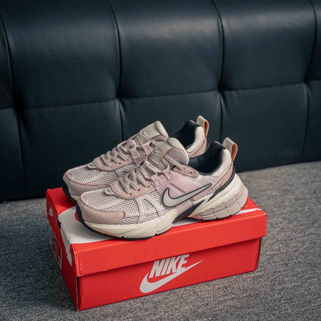 核心私 Nike V2K Run 减震防滑复古低帮跑步鞋 材质上使用大面积网眼 皮革 Tpu 组成 支撑和透气性肯定不错 中底处由 Cushlon 泡绵打造 保