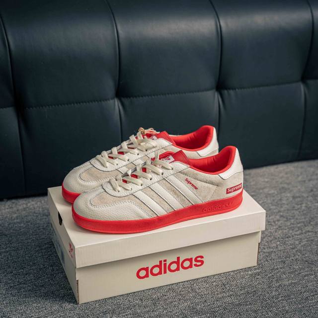 核心私 Adidas Samba Og 桑巴舞街头系列德训运动板鞋 采用固色翻毛皮组合牛剖革鞋面材质 外置正确3层组合围条加厚烟胶橡胶大底 货号：Dd6610