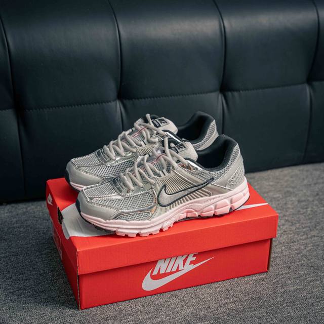 核心私 Nike 耐克夏季 Zoom Vomero 5 运动鞋休闲训练跑步鞋。Nike Zoom Vomero 5 男女子运动鞋妥帖包覆足部，提供透气支撑效果。